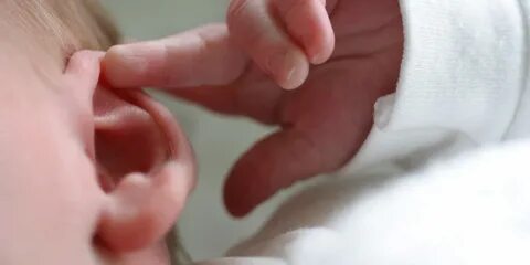 Ребенок 8 месяц чешет ухо