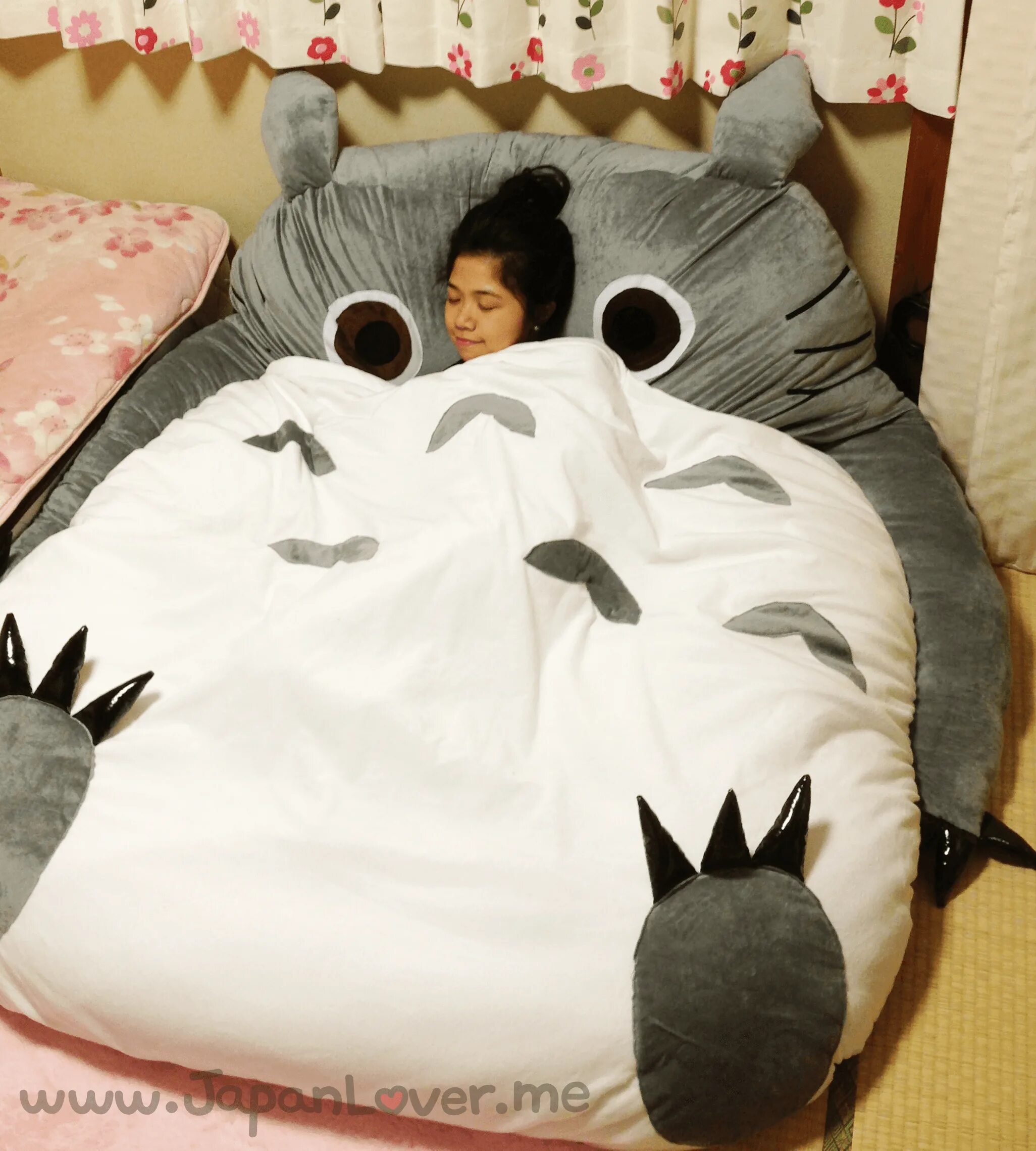 Спать игрушки одеяло. Кровать-подушка Totoro Bed. Спальный мешок Тоторо. Кровать Тоторо мягкий. Японский спальный мешок мой сосед Тоторо.