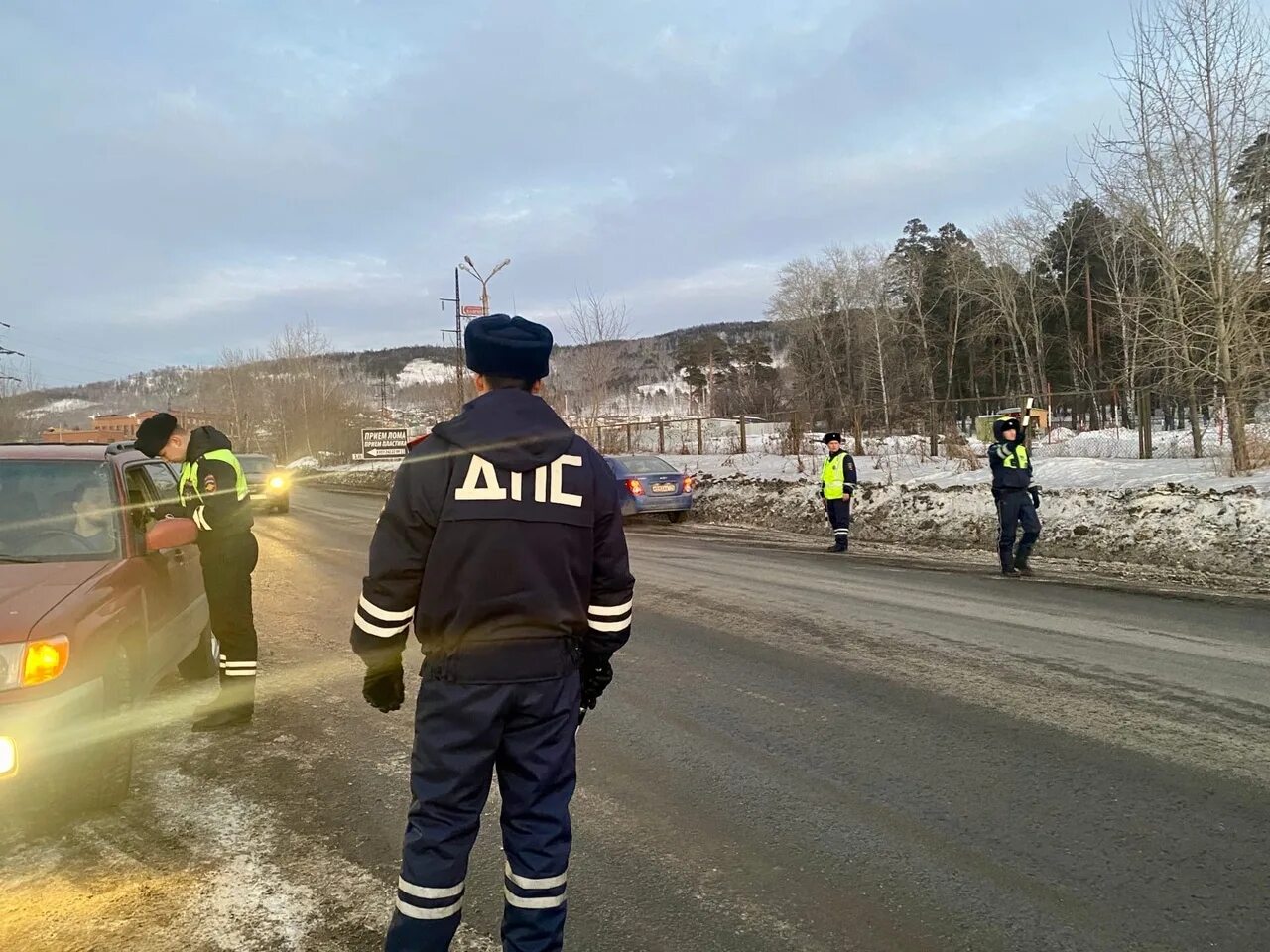 Посадили ли водителя. Инспектор ДПС. Сотрудник ГИБДД. Дорожные работники. Нарушение правил дорожного движения.