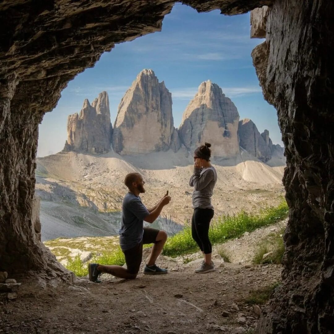 девушка тревел блоггер. тревел блоггер. экскурсионные туры. человек с картой в руках картина. мир в кадре.