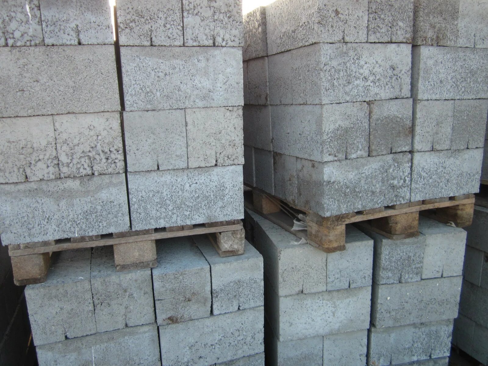 Блок вибропрессованный стеновой. Вибропрессованные блоки стеновые 600х300х200. Шлакоблок. Промышленные шлакоблоки для строительства.