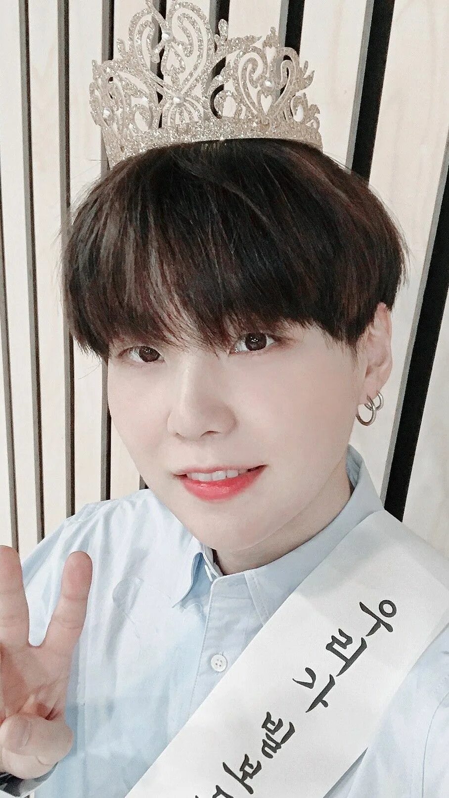 Сколько лет юнге из bts. Шуга бтс. юнги бтс. мин юнги бтс. suga bts.