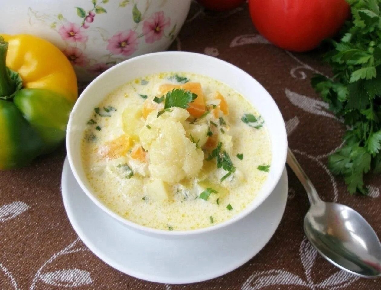 Суп овощами сыром и. Суп с цветной капустой. суп пюре из цветной капусты. овощной суп пюре из цветной капусты. суп пюре с цветной капустой.