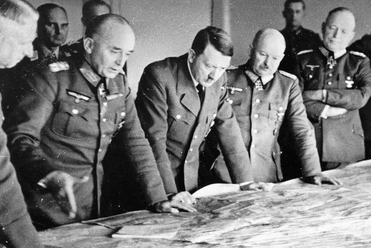 Гитлеровский план барбаросса. Генерал Максимилиан фон Вейхс. Гитлер операция Барбаросса. Гитлер план Барбаросса. Гитлер обсуждает план Барбаросса.