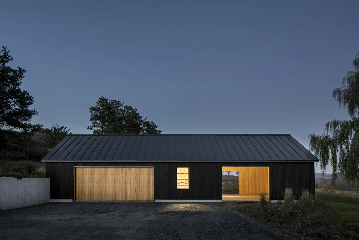 Необычный гараж. Дровница-стеллаж для дров и щепок с колесиками safamaster d791bk-1. Гараж в дровяное. Поленница для дров. Асино старый кирпичный завод.