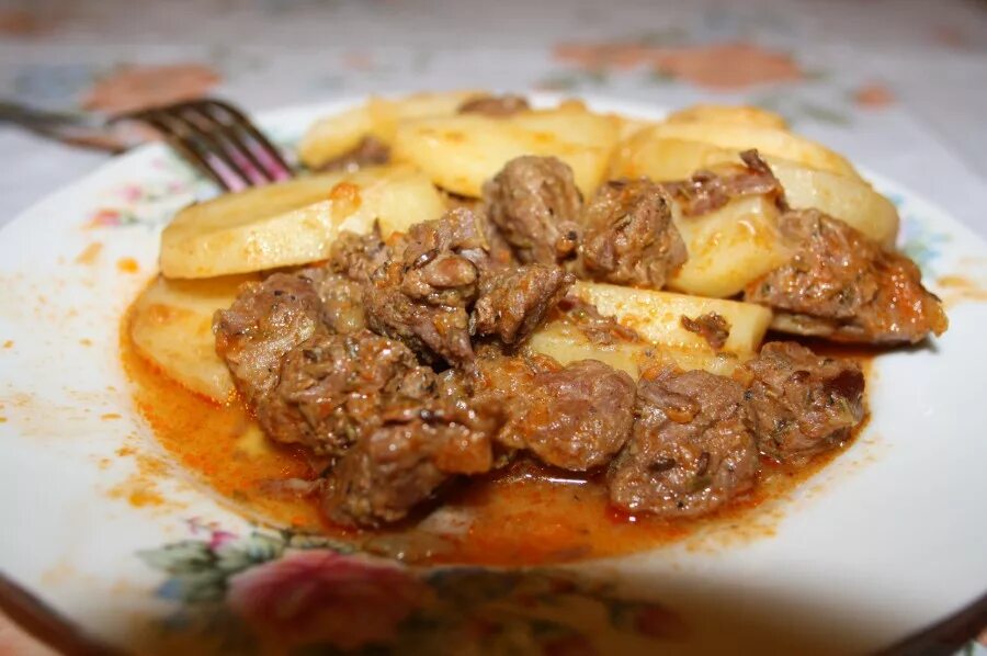 гуляш с картошкой и свининой. гуляш с жареной картошкой. гуляш из свинины с подливкой и картошкой. гуляш из свинины с картошкой рецепт. паприкаш мадьярский.