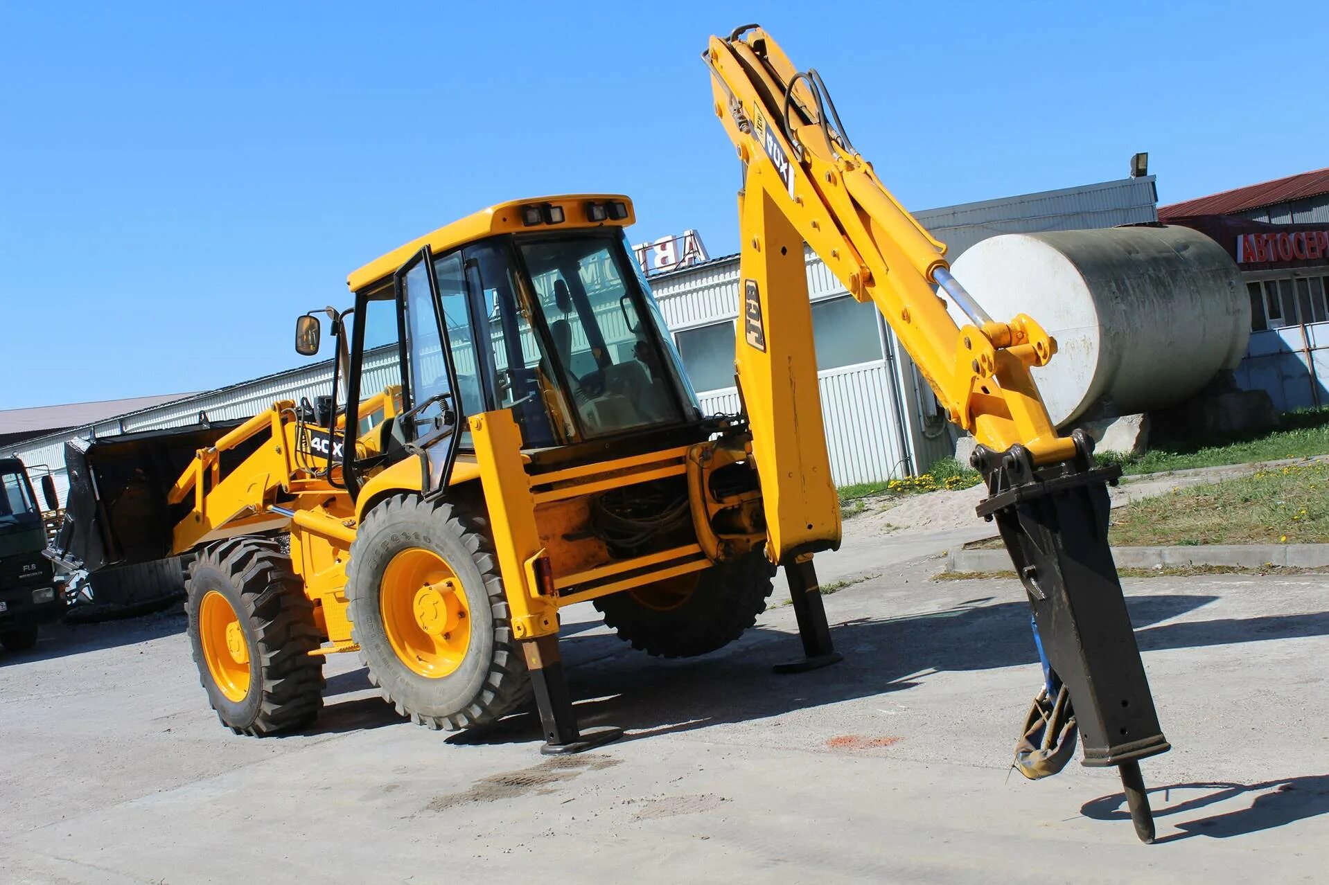 Экскаватора погрузчик нижний новгород. JCB 3cx с гидромолотом. Экскаватор-погрузчик JCB 3cx. Гидромолот для JCB 4cx. JCB 4cx с гидромолотом.