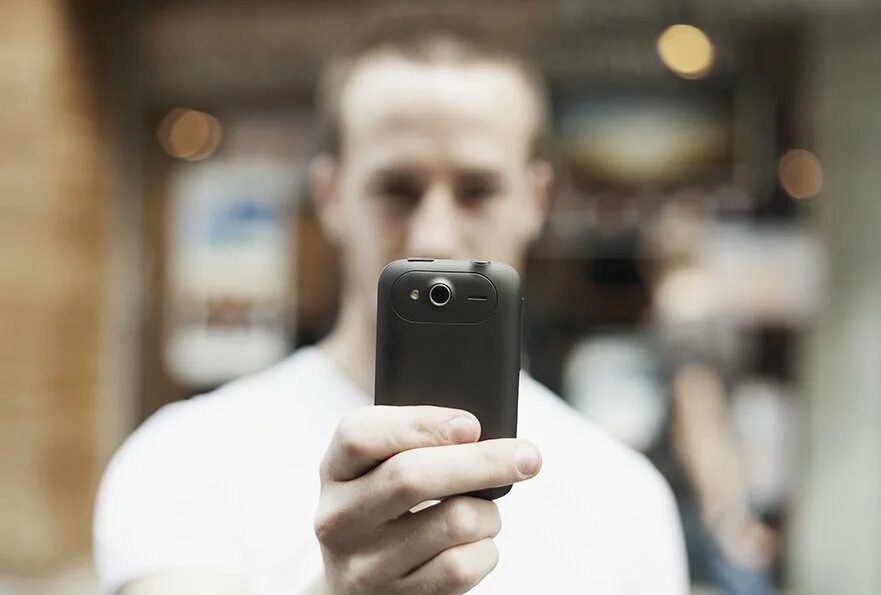 человек фотографирует на телефон. человек снимает. человек снимает на телефон. человек снимает на телефон. съемка на телефон.