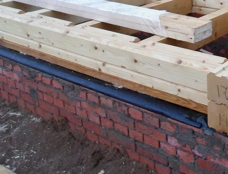 Первый венец из профилированного бруса. Фундамент под баня из бруса 150х150. Первый венец из бруса 150х150. Окладной венец брус 150 на 150. Ленточный фундамент для бани из бруса 150х150.