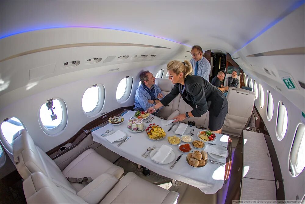 Бизнес джет в аэропорту. Самолет cessna citation jet. Dassault falcon 900lx салон. Частные самолеты. Бизнесмен в частном самолете.