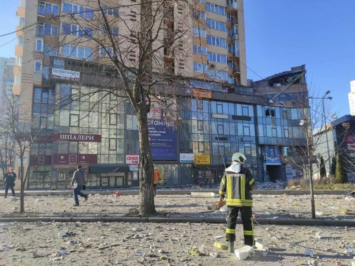 Попадание в жилой дом. Киев многоэтажки. попадание ракеты в жилой дом в киеве. улицы россии. улицы украины.