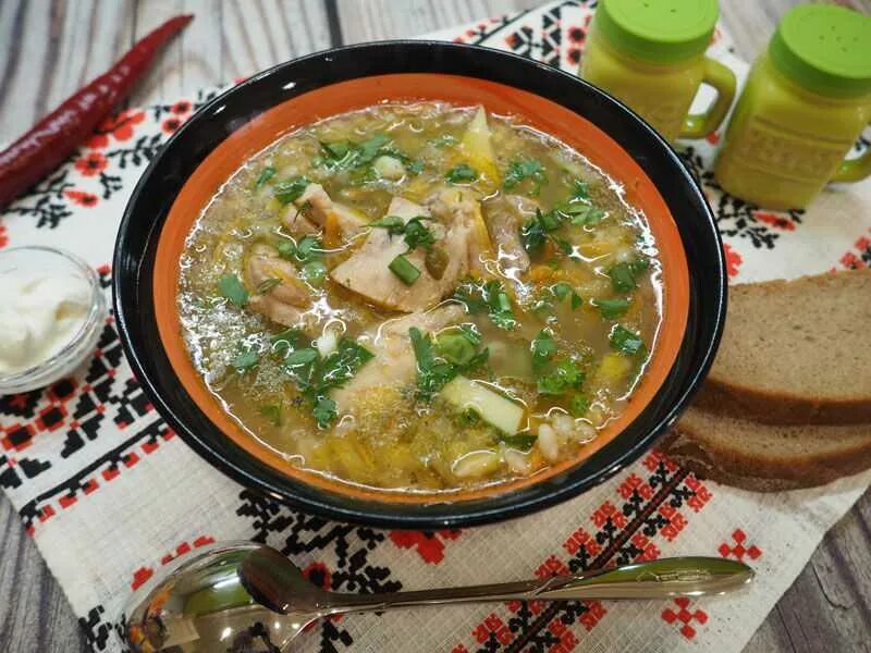 Как варить рассольник с солеными. Суп с перловкой и курицей. рассольник с курицей и перловкой. рассольник классический. рассольник на курином бульоне с перловкой.