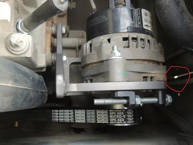 Крепление генератора ваз 2110 16 клапанов. Генератор калина 16 кл. Генератор гранта 8 клапанная без натяжителя. Генератор генератора без натяжителя. Кронштейн натяжителя ремня генератора 1118.