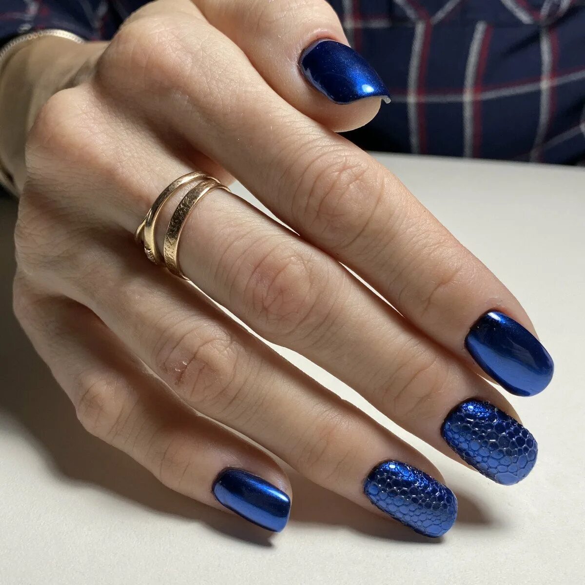 Красивые фото ногтей 2023. Синий маникюр. Темно синий маникюр. Синие короткие ногти. Синие ногти маникюр.