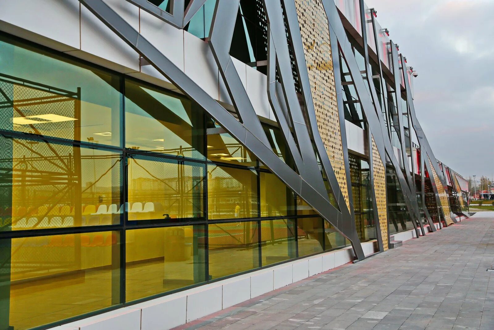 Основы фасадов зданий. Многофункциональный центр stadshuisnieuwegein, нидерланды. современные фасады зданий. перфорированные фасады зданий. перфорированные панели для фасада.