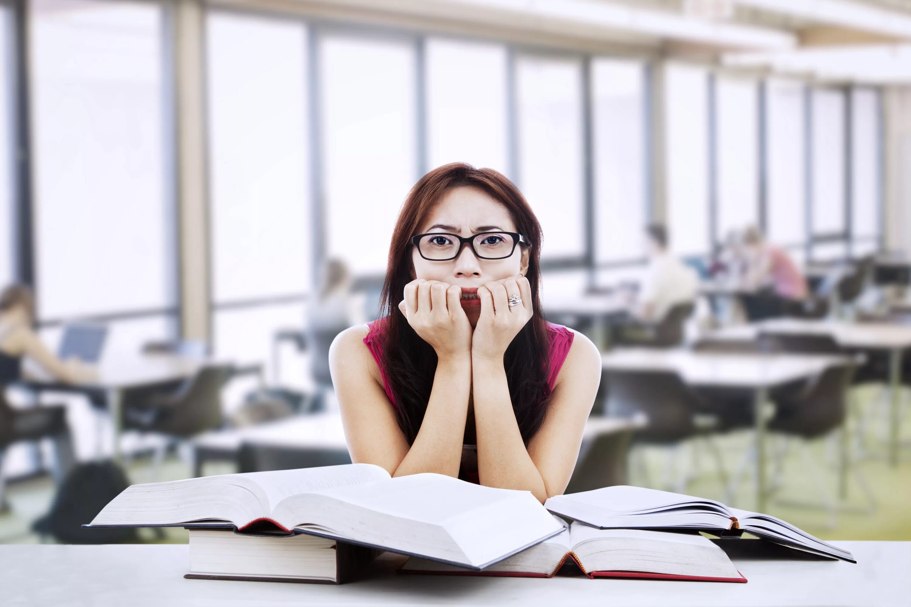 Stressed student. Стресс на экзамене. Стресс у студентов. Волнение на экзамене. Студенты экзамены стресс.