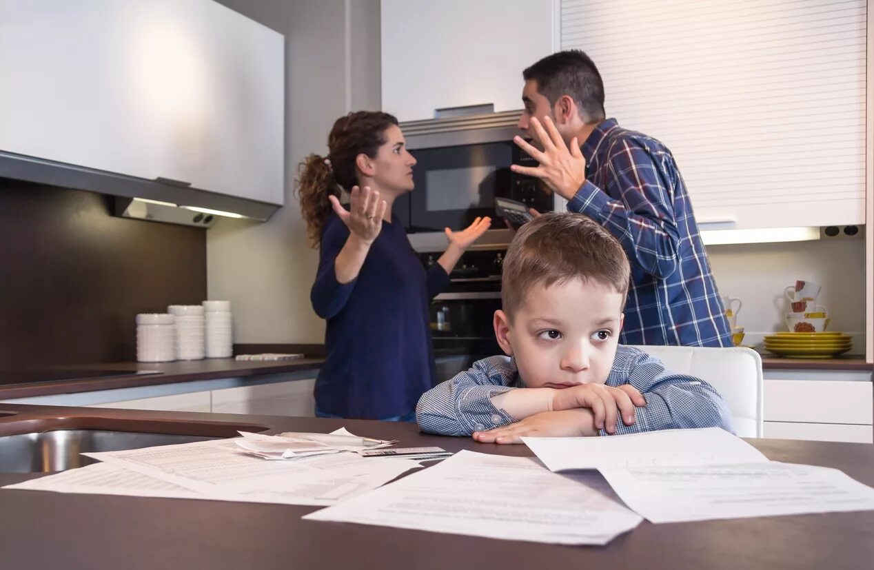 Family bangs. Проблемы в семье. Родители ругаются. Родители ссорятся при ребенке. Ребенок в семье.