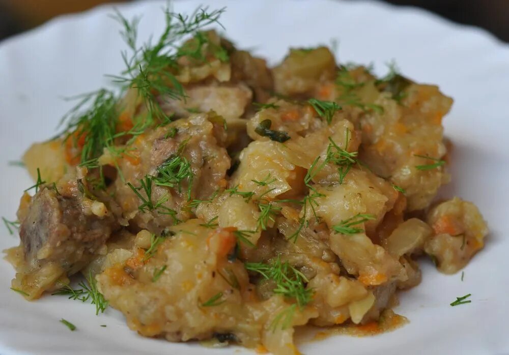 Готовим картошку с мясом и капустой. Картошка с капустой и мясом. тушёная капуста с картошкой. картофель с капустой и мясом тушеный. капуста с картофелем и мясом.