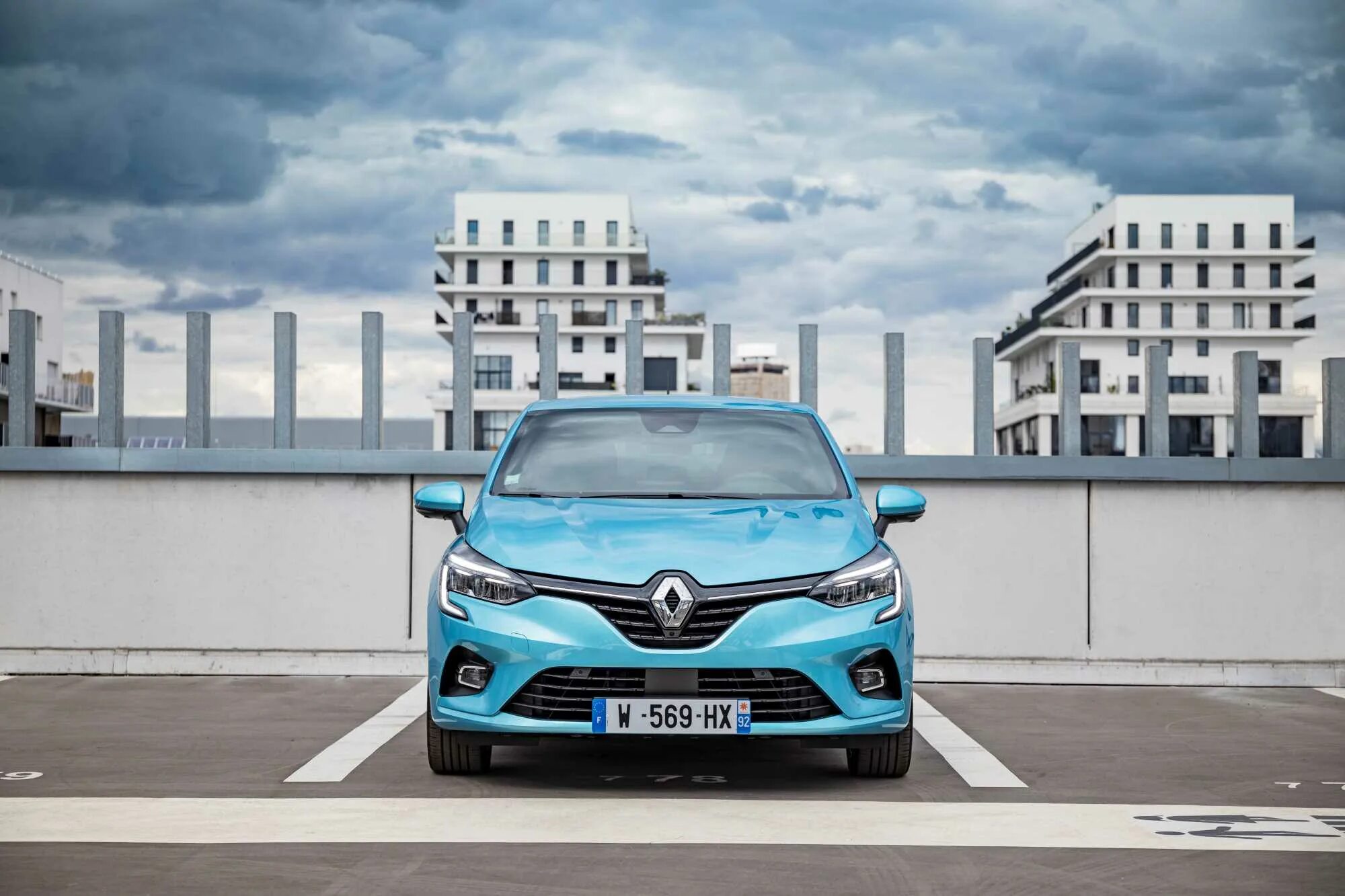 Рено гибрид. Рено Клио гибрид 2020. Renault Clio e-Tech. Renault e Tech 2020. Renault Group автомобили Renault.