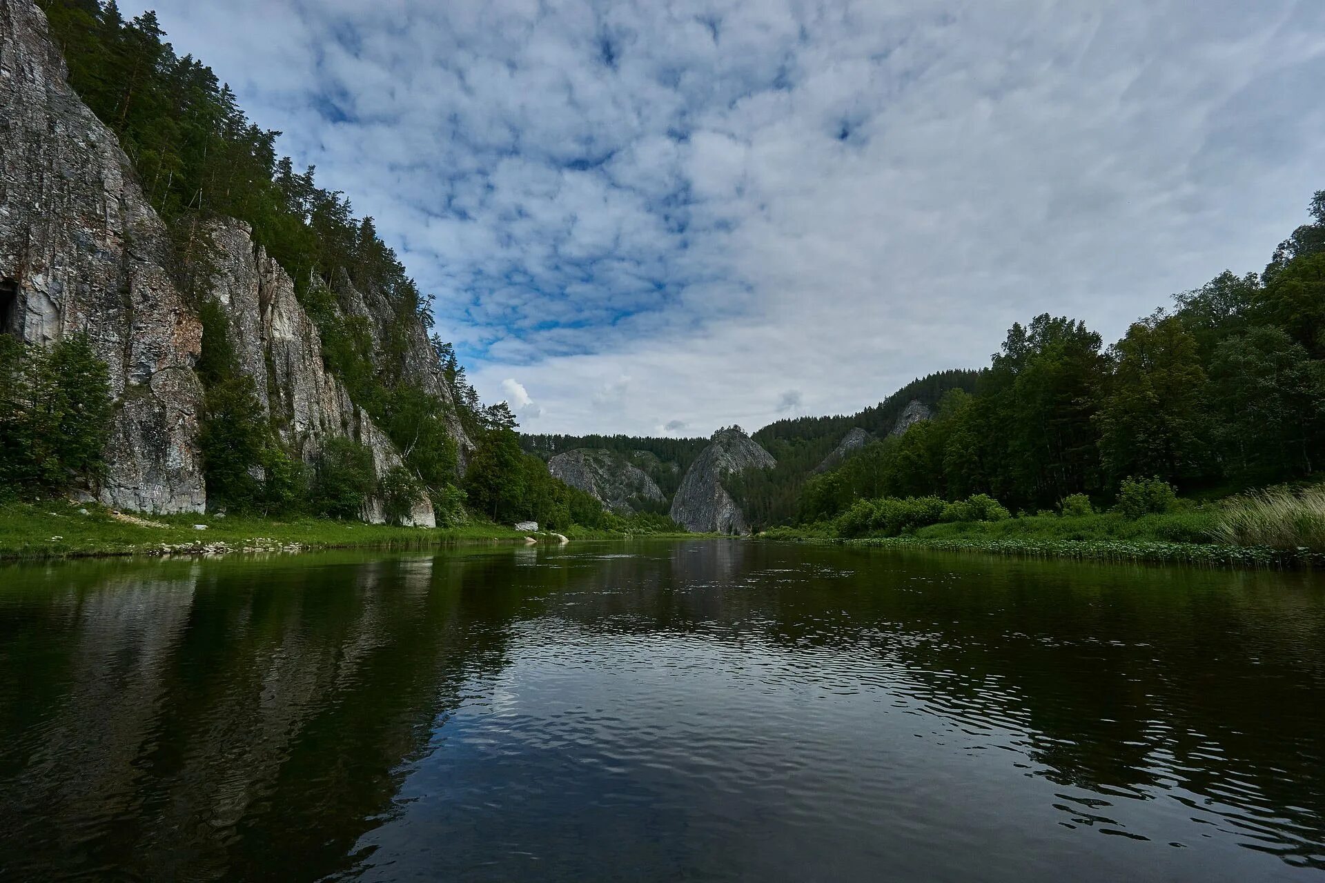 Белорецк вода. Река белая Башкирия сплав. Река белая Южный Урал. Скалы на реке белая в Башкирии. Скала стог Башкирия.