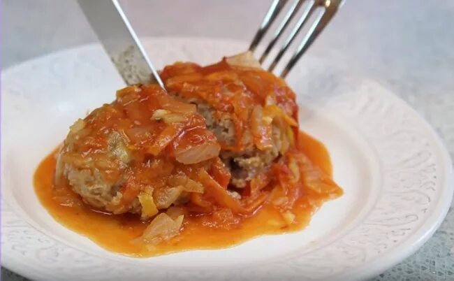 Очень ленивые голубцы. Ленивые голубцы с капустой рисом и фаршем. Гарнир к ленивым голубцам. Ленивые голубцы с томатной пастой на сковороде. Ленивые голубцы фото.