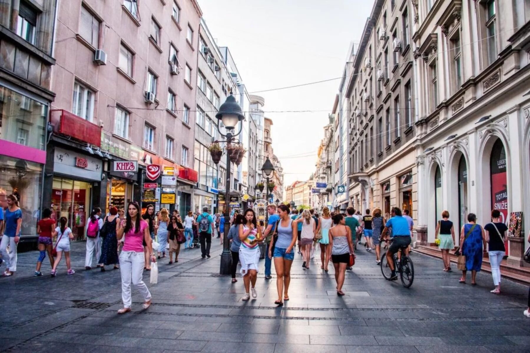 Travel streets. Knez Mihailova Белград. Сербия Белград улицы. Белград население. Пешеходная улица в Белграде.