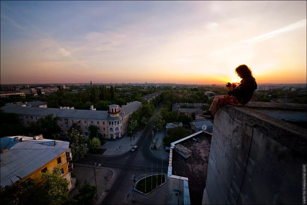 Край крыши. Рассвет на крыше. На крыше. Крыши домов на рассвете. Край крыши 6