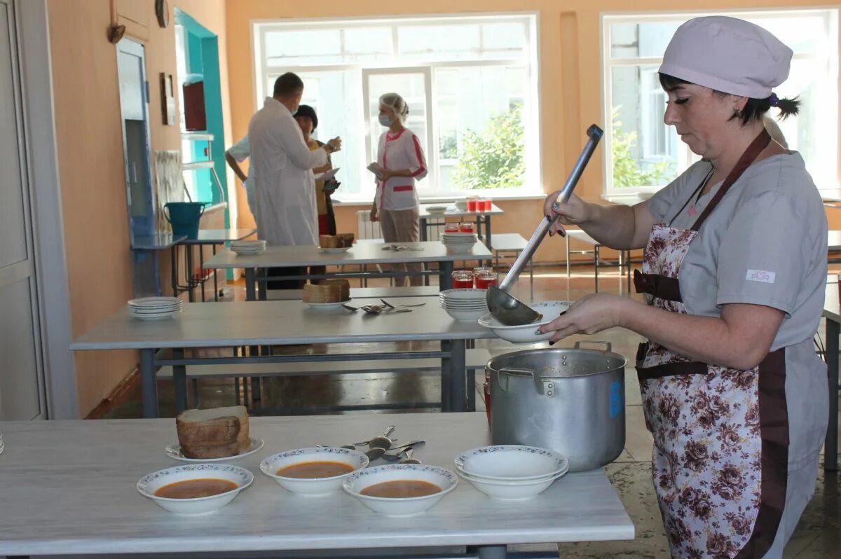 Завтрак в школьной столовой. Школьный пищеблок. Пищеблок школьной столовой. Обед в школьной столовой.