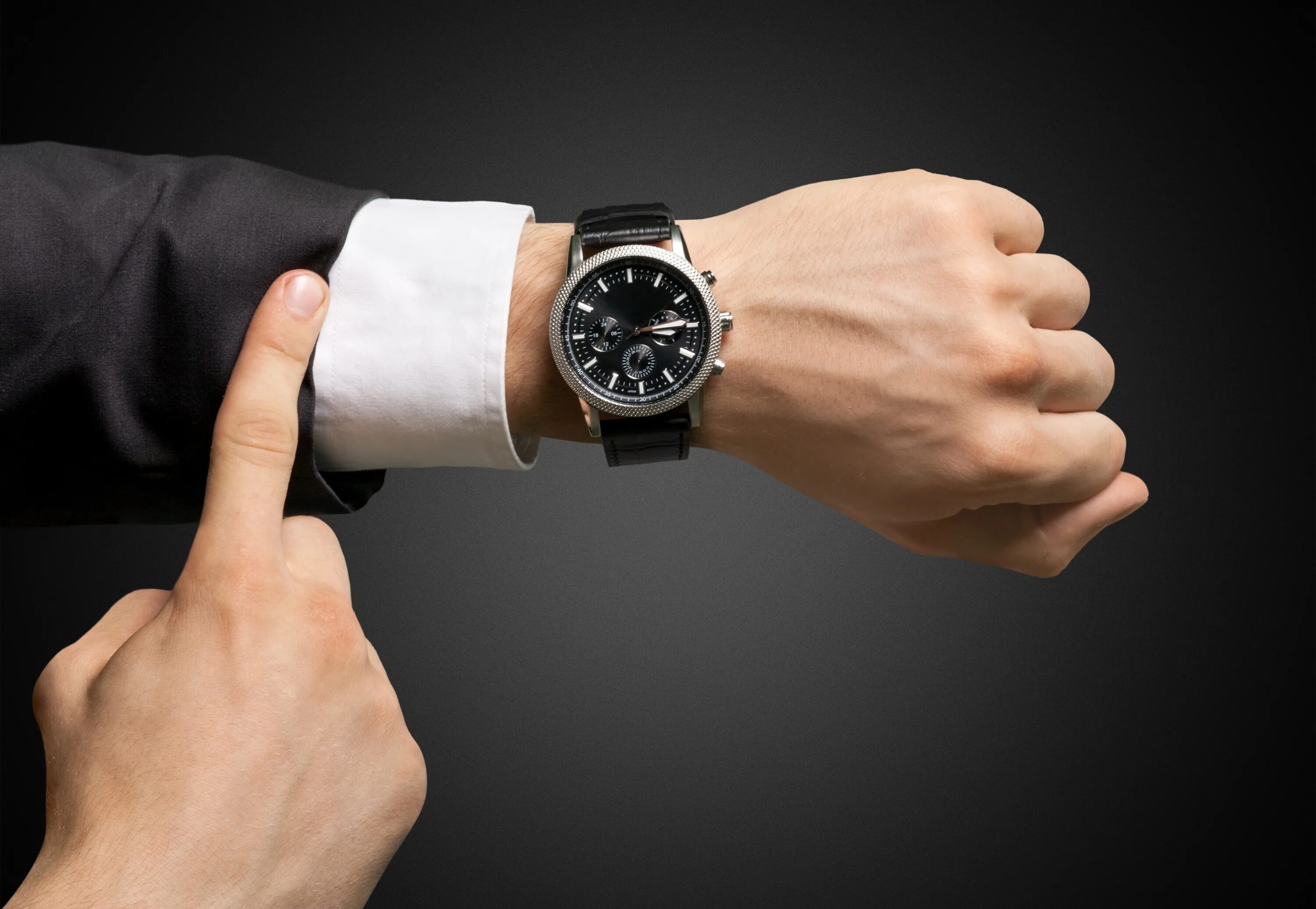 Public watch. Часы на руке. Человек смотрит на часы. Человек с часами. Смотрит на часы на руке.