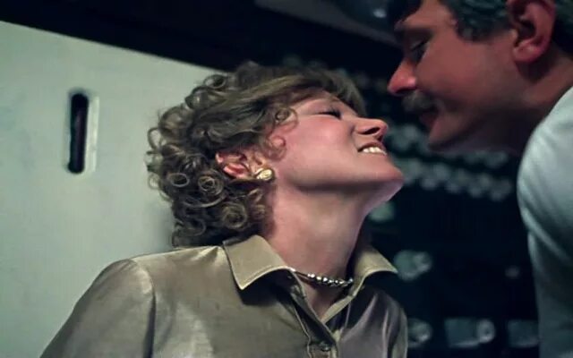 Слушать а говорила сама сама сама. Не понимаю людей которые выпьют и идут спать а петь. Не понимаю таких людей которые выпьют. Слушать а говорила сама сама сама. Как вам сама гонка.