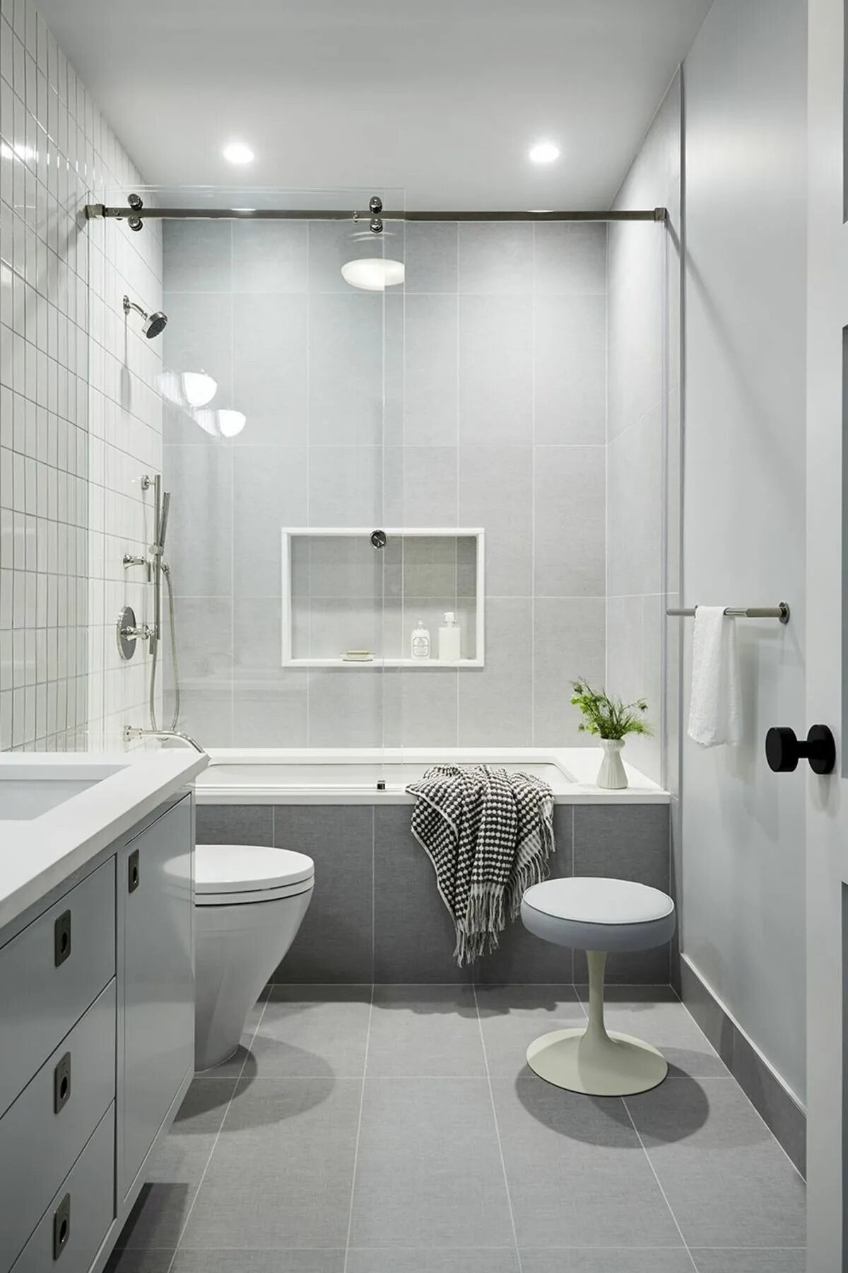 Ванная в серых тонах дизайн. Серая ванная. Серая ванная комната. Белая ванная комната. Серо белая ванная комната.