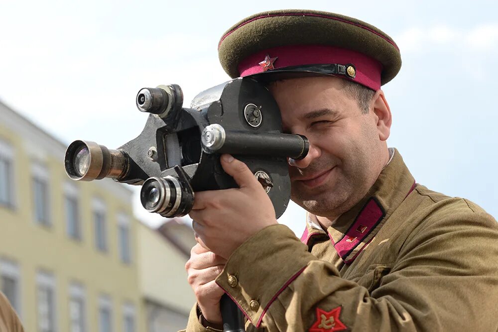 роман анин новая газета. исторический корреспондент. исторический корреспондент. корреспондент профессия. журналист репортер.