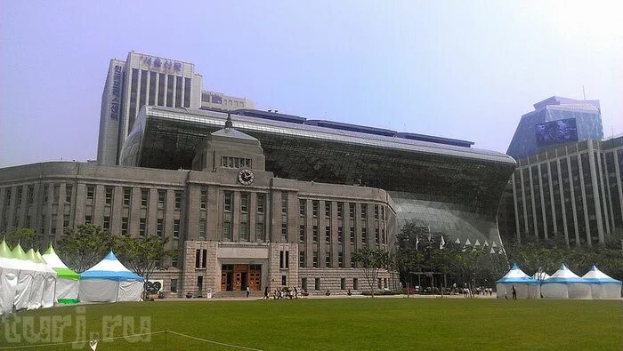 Мэрия южной кореи новости. Мэрия Сеула. Здание правительства в Сеуле. Южная Корея Сеул мэрия. Здание правительства Южной Кореи.