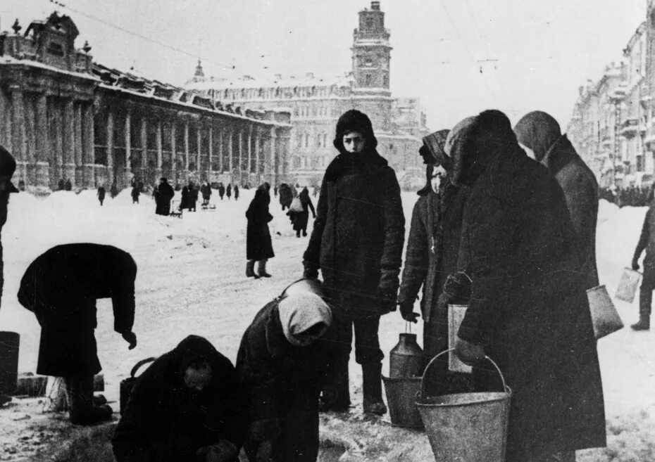 Следователи в блокадном ленинграде. Блокада Ленинграда голод. Блокадный Ленинград зима 1942. Блокадный Ленинград Кудояров. Жители Ленинграда в блокаду.