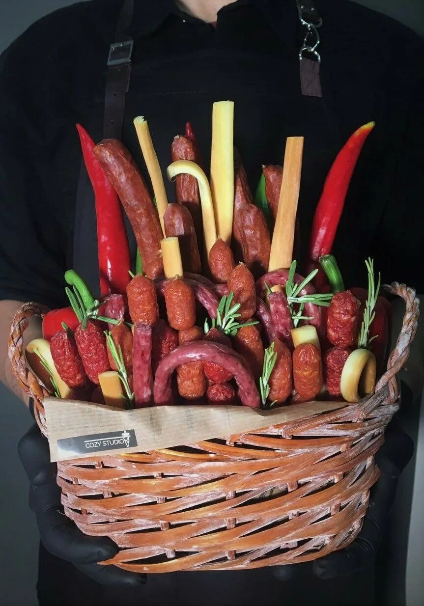 мужская колбаса. шприц-пресс для колбасы. большие сосиски. букет с колбасой. букет для мужчины необычный.