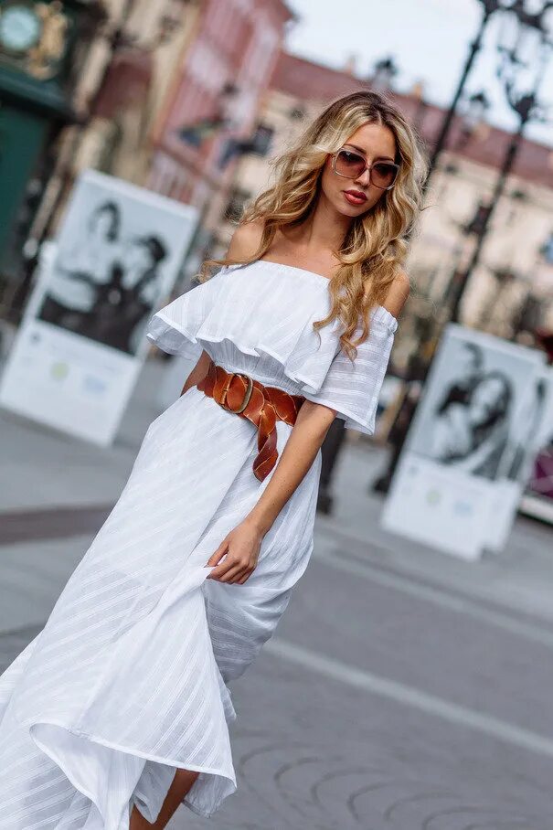 Что надеть с открытым платьем. Летний образ на свидание. Что надеть с открытым платьем. Платье открытые плечи. Легкое летнее платье с сумочкой.