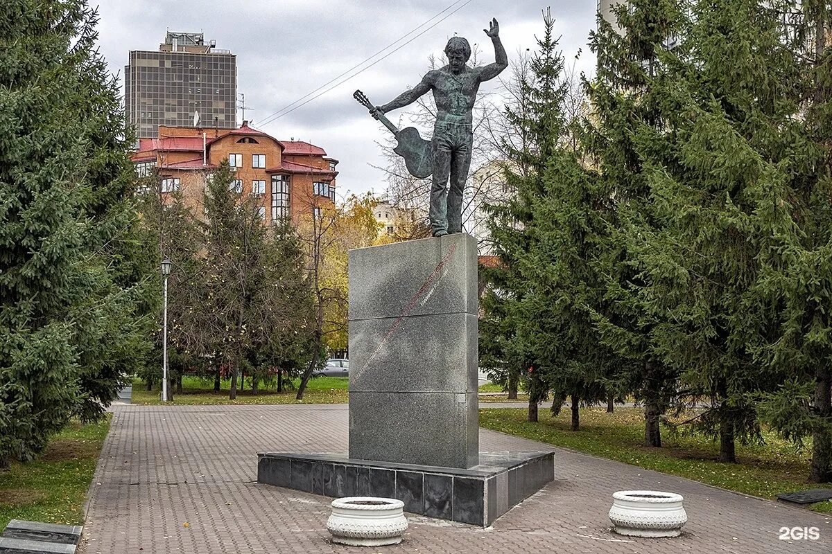 Памятники культуры в новосибирске. Памятник высоцкому в новосибирске. памятник высоцкому в новосибирске на речном вокзале. памятники новосибирской области памятник борису богаткову. памятник глинке в новосибирске.