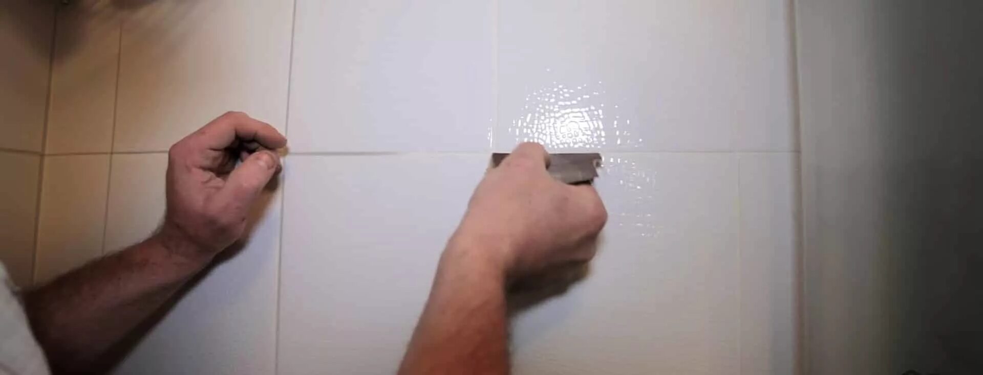 Почему отходит плитка. Затирка швов между плиткой. Затирка плитки на стене. Стык плитки затирка для швов в ванной. Замазать швы между плиткой в ванной на стене.