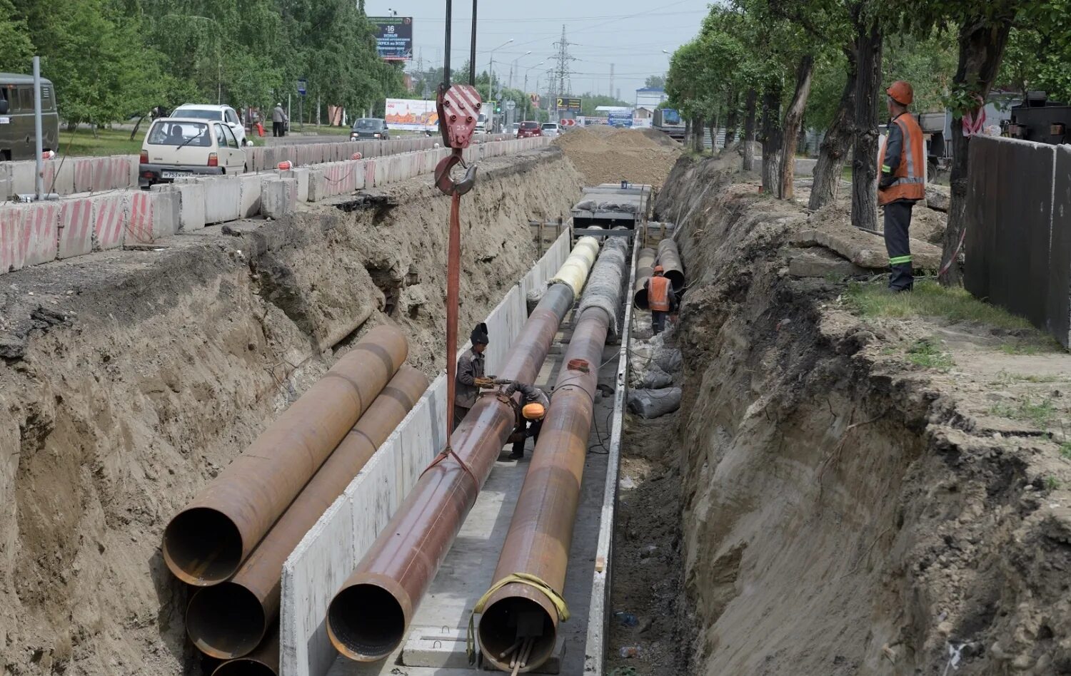 трубы теплотрассы. реконструкция тепловых сетей. теплосеть красноярск. трубы теплотрассы. ремонт тепловых сетей.