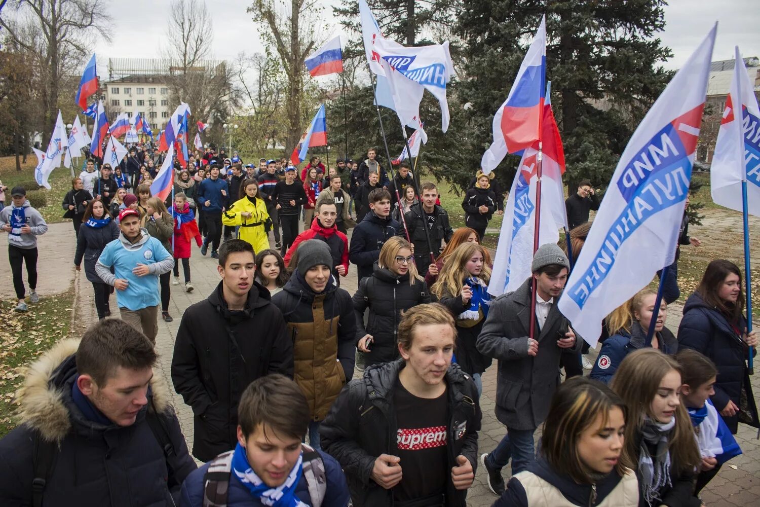 Последние новости украины сегодня видео на русском. ЛНР люди. Спортивные мероприятия в городе счастье ЛНР. Люди ЛНР С российским флагом. ЛНР спорт люди.