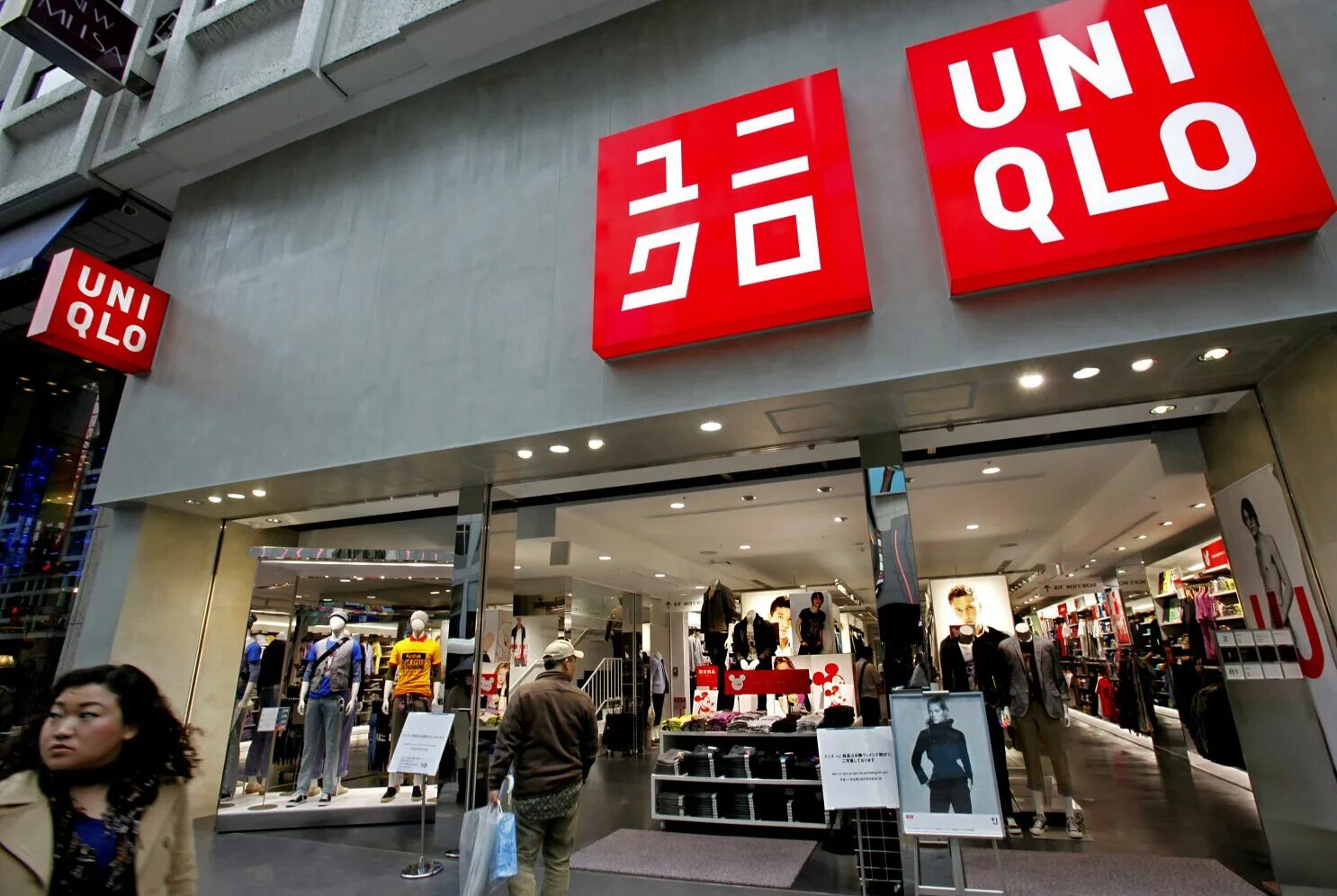 Сайт магазинов юникло. Японский бренд Uniqlo. Японская марка одежды Uniqlo. Японский магазин юникло. Uniqlo в Японии.