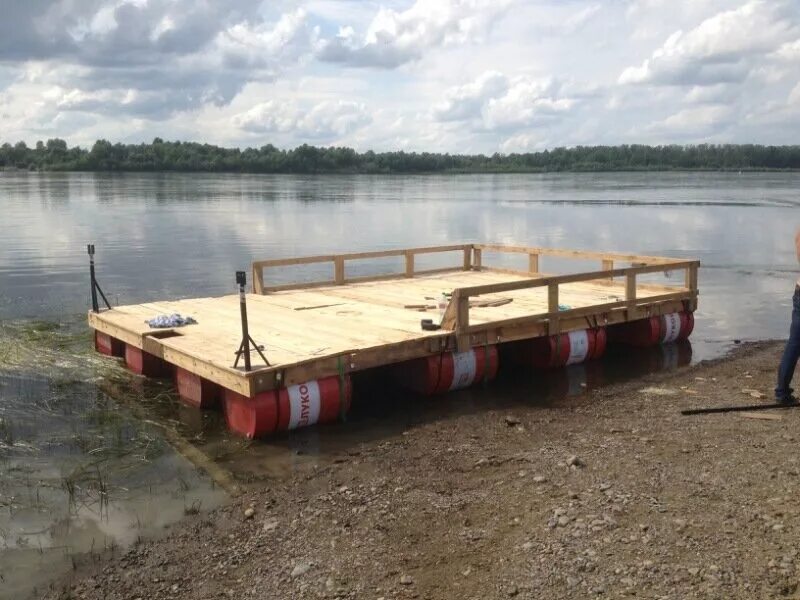 Плот из бревен. Понтоны для плота. Деревянный плот. Плот из бревен своими руками. Плот из бруса.