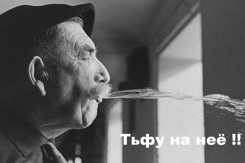 Плюет в стакан. Плевок в кофе. Женщина плюет. Спиттинг 2. Девушка сплевывает.