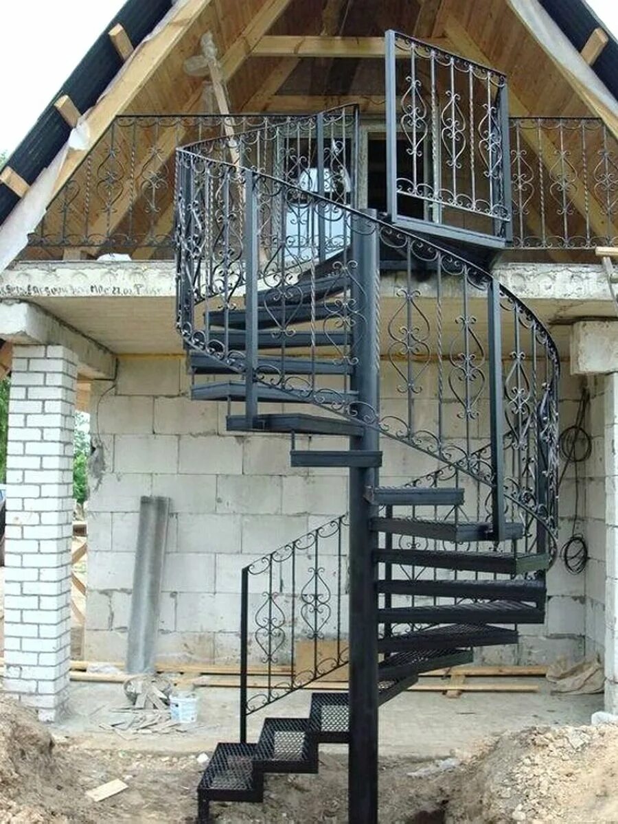 Наружная винтовая лестница. Лестница винтовая металлическая. Наружная металлическая лестница. Лестница наружная металлическая на второй этаж.