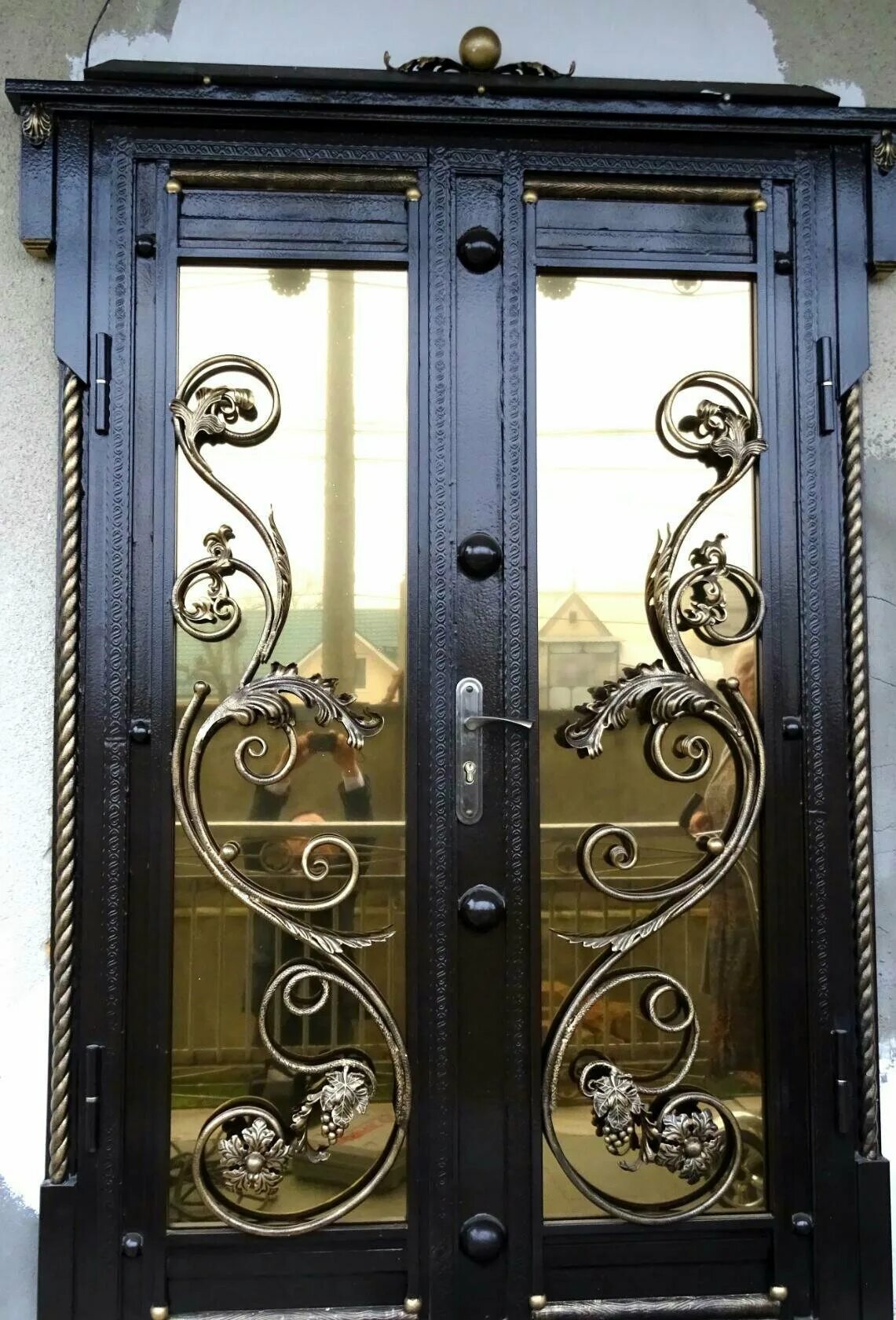 Входная дверь с кованой решёткой "Monolith-Nord". Кованые двери. Кованые двери входные. Кованые двери со стеклом. Дверь кованый стекло