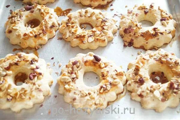 Песочные кольца с арахисом. Пирожное песочное кольцо. Песочное кольцо. Кольцо песочное с орехами рецепт по госту. Кольцо песочное с орехами рецепт по госту.