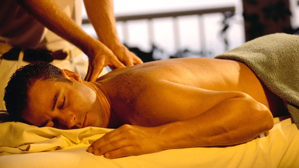 Хороший массаж мужчине. Классический массаж. Массаж тела мужчине. Классический тайский массаж. Расслабляющий массаж.