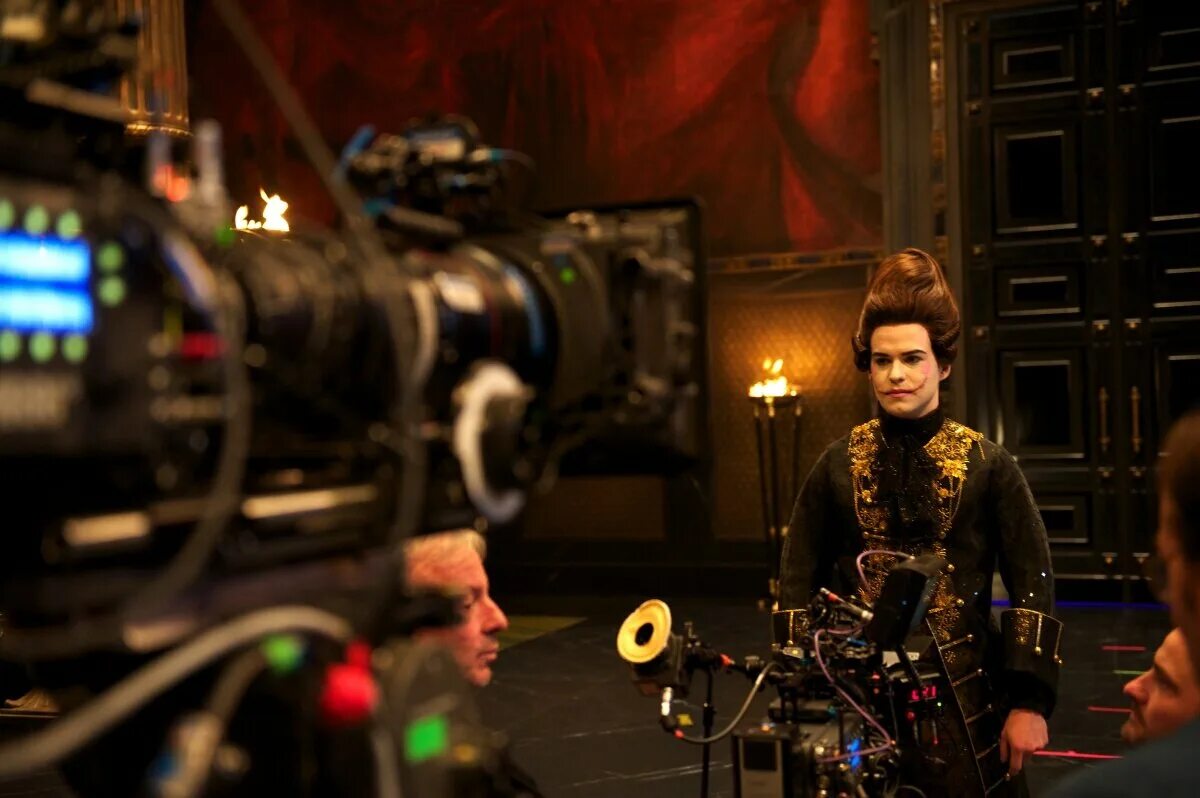 Человек который смеется фильм 2012. Марк-андре гронден гуинплен. Человек который смеётся 2012 кадры. Человек который смеется 2012 актер. Жерар депардье человек который смеется.