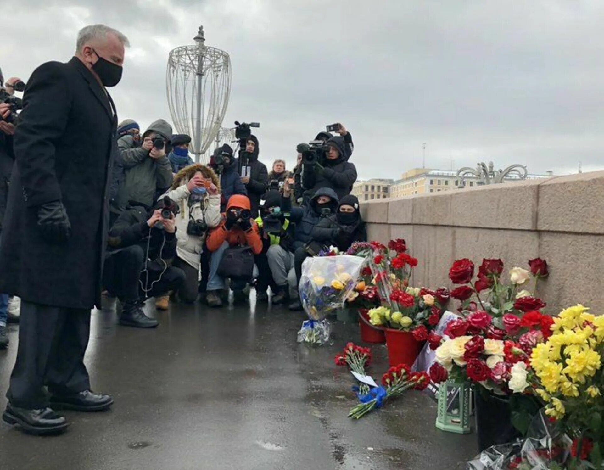 Мемориал Борису Немцову на большом Москворецком мосту. Немцов мост 27 февраля 2021. Бориса Немцова убили на Москворецком мосту.