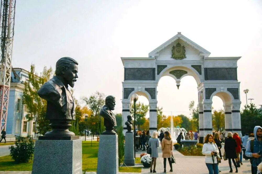 Мемориал астрахань. Досааф астрахань набережная приволжского. Аллея славы астрахань. Аллея астрахань. Проспект гужвина астрахань.